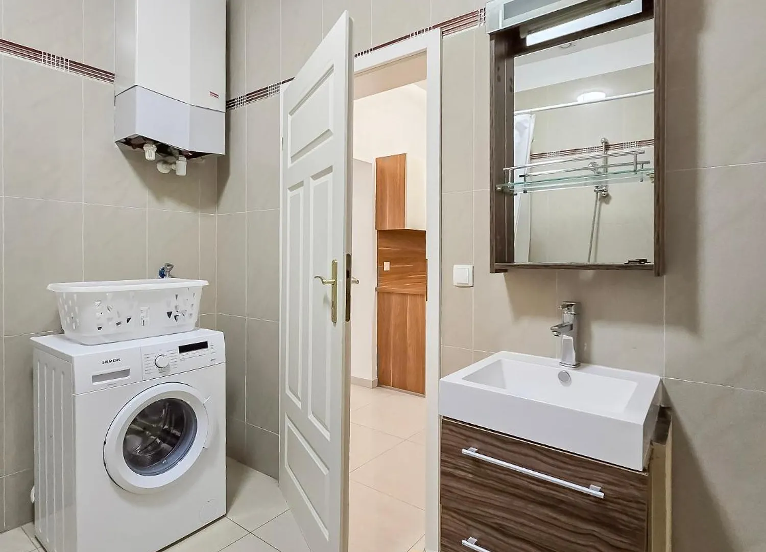 Spacious 3-Bedroom Retreat With Balcony For 8 Near Millennium Tower Vídeň Rakousko