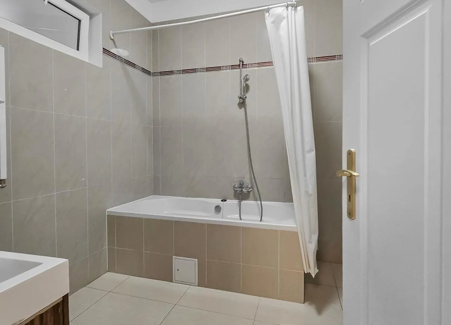 Spacious 3-Bedroom Retreat With Balcony For 8 Near Millennium Tower Vídeň Apartmán