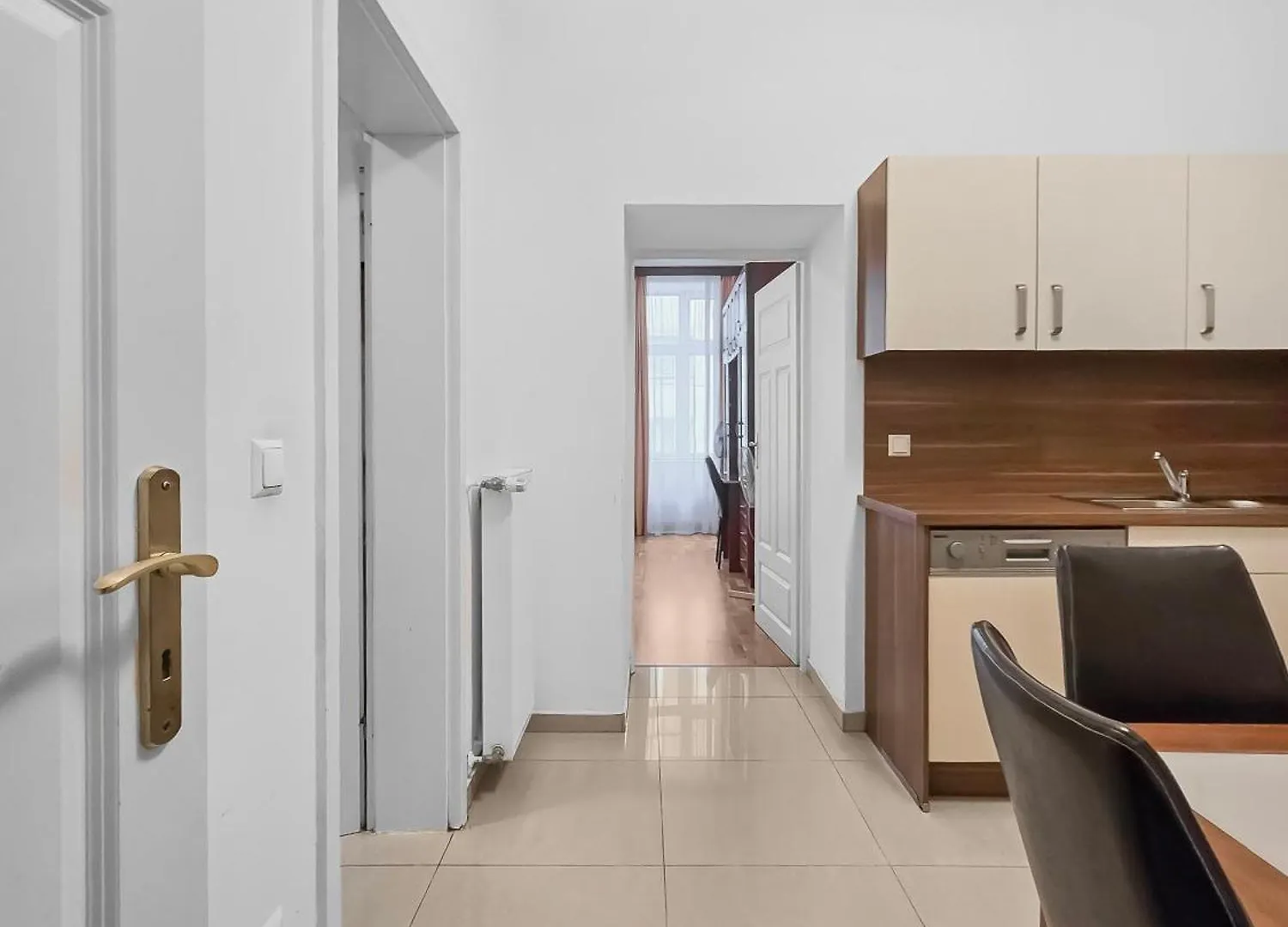 Spacious 3-Bedroom Retreat With Balcony For 8 Near Millennium Tower Vídeň 0*,