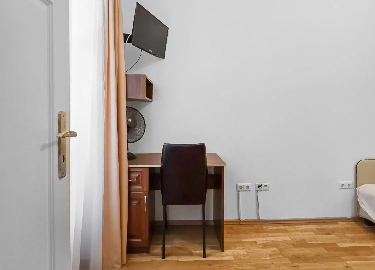 Spacious 3-Bedroom Retreat With Balcony For 8 Near Millennium Tower Vídeň Apartmán