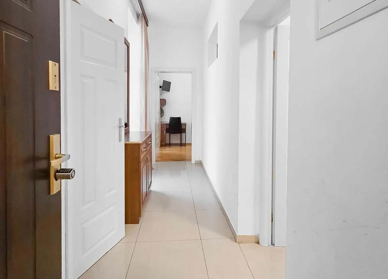 Spacious 3-Bedroom Retreat With Balcony For 8 Near Millennium Tower Wenen