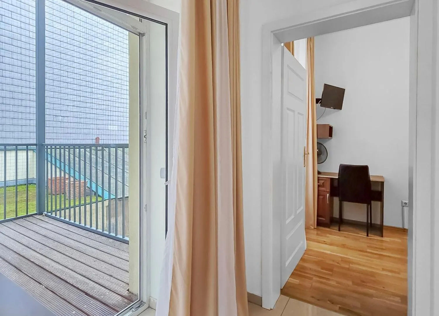 Spacious 3-Bedroom Retreat With Balcony For 8 Near Millennium Tower Wenen