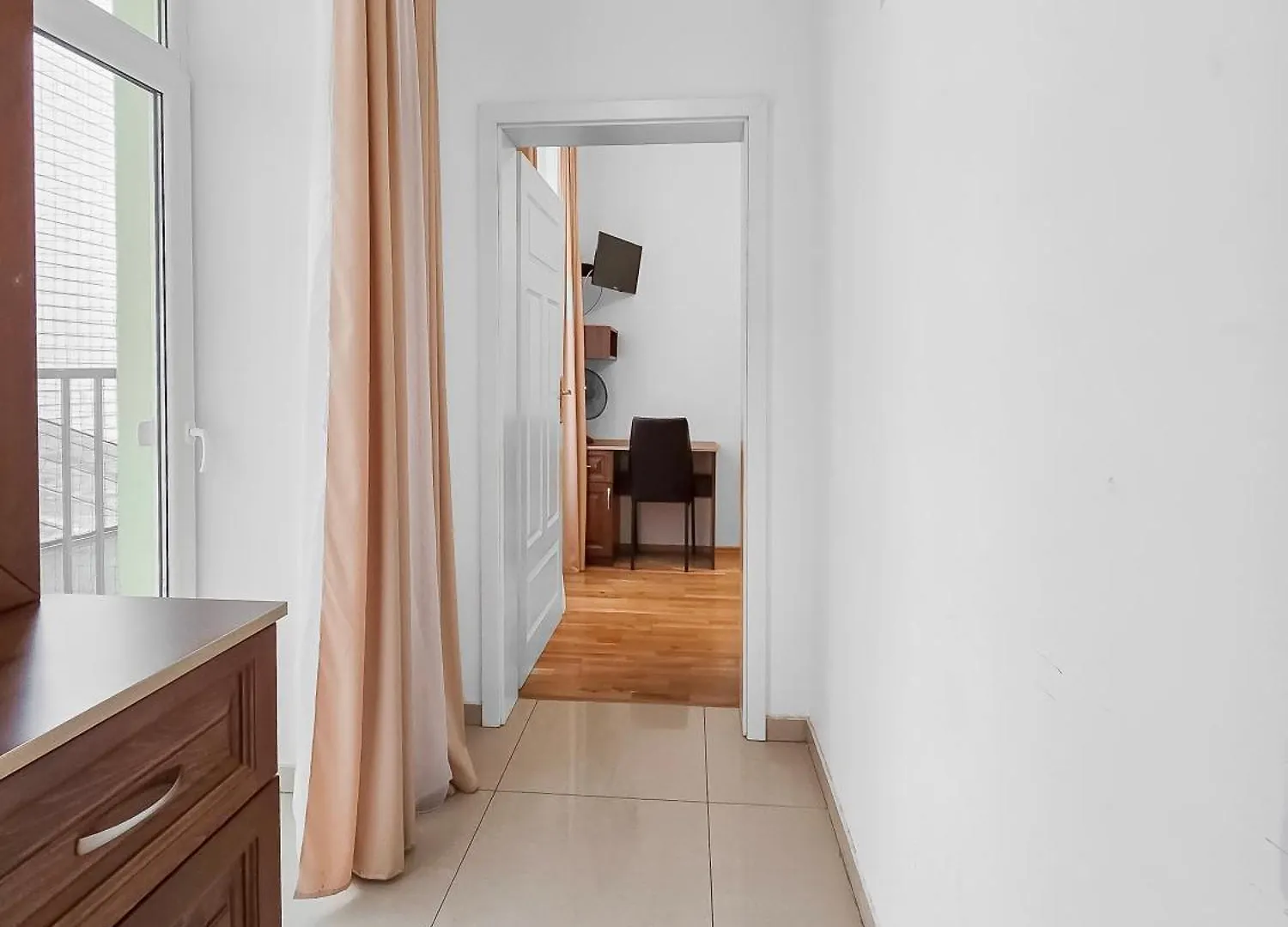 Spacious 3-Bedroom Retreat With Balcony For 8 Near Millennium Tower Wenen Appartement