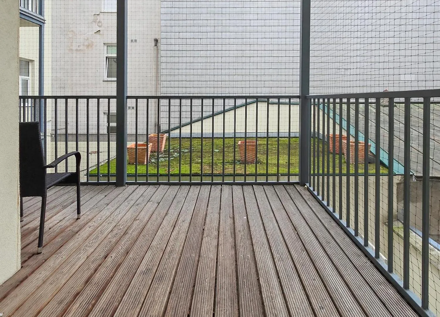 Spacious 3-Bedroom Retreat With Balcony For 8 Near Millennium Tower Wenen Appartement