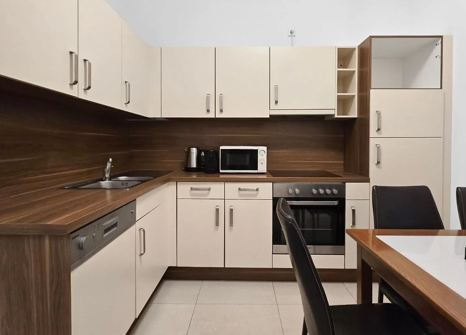 Spacious 3-Bedroom Retreat With Balcony For 8 Near Millennium Tower Wenen