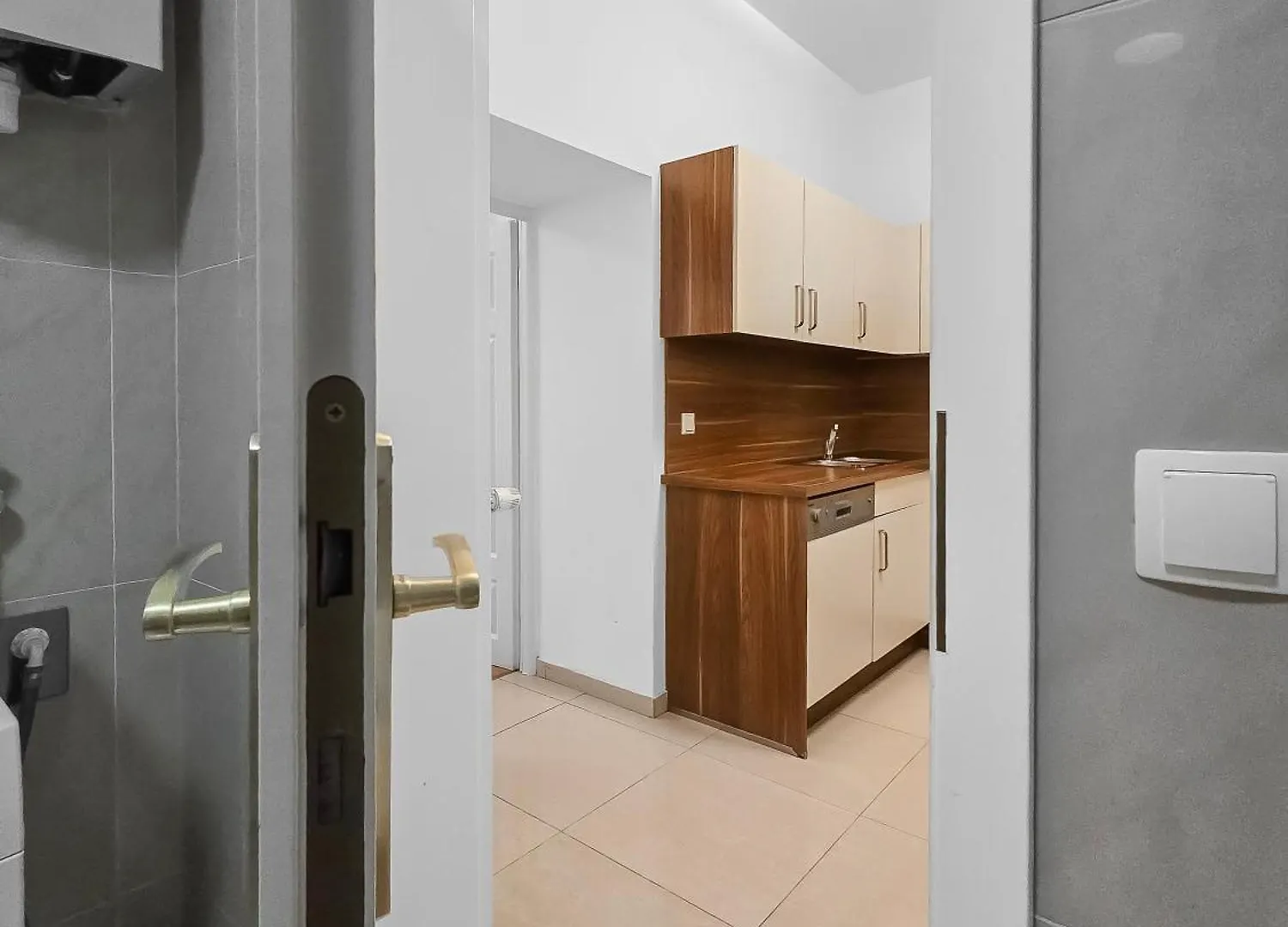 Spacious 3-Bedroom Retreat With Balcony For 8 Near Millennium Tower Wenen