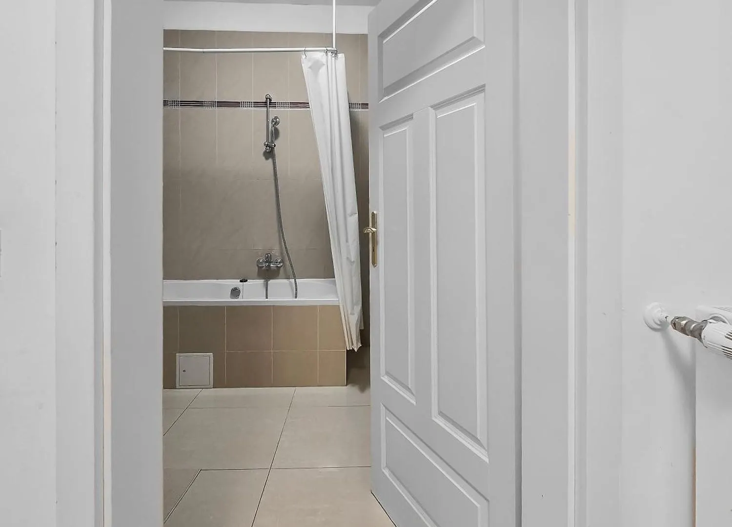 Spacious 3-Bedroom Retreat With Balcony For 8 Near Millennium Tower Wenen 0*,