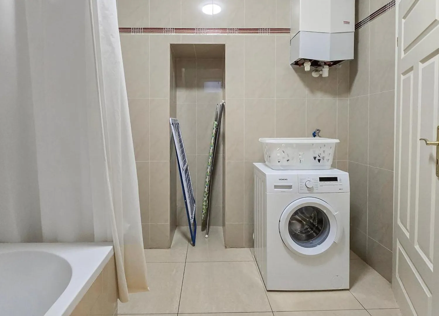 Spacious 3-Bedroom Retreat With Balcony For 8 Near Millennium Tower Wenen 0*,  Oostenrijk