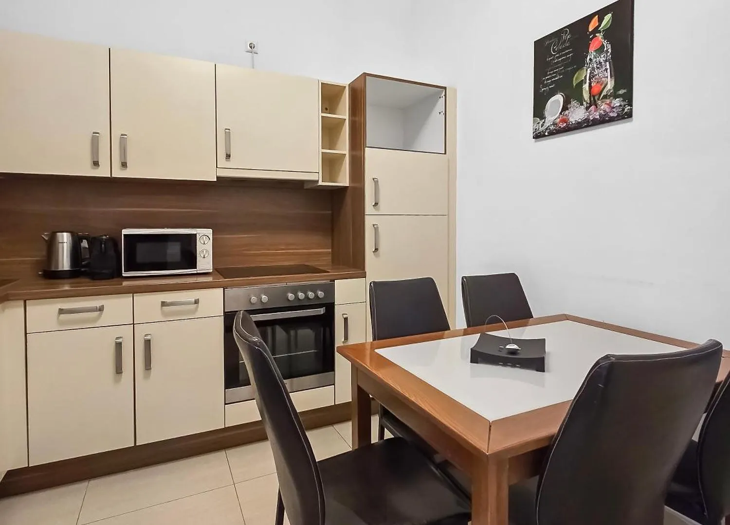 Appartement Spacious 3-Bedroom Retreat With Balcony For 8 Near Millennium Tower Wenen