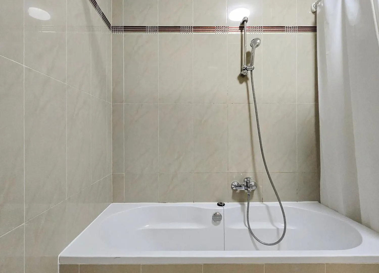 Appartement Spacious 3-Bedroom Retreat With Balcony For 8 Near Millennium Tower Wenen