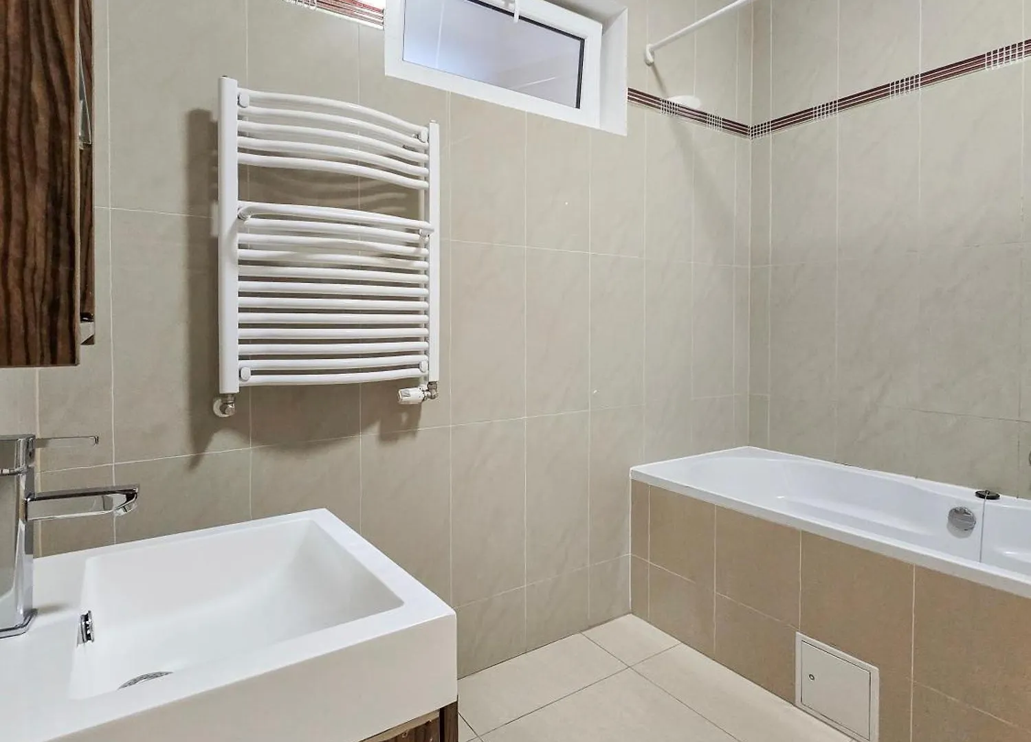 Spacious 3-Bedroom Retreat With Balcony For 8 Near Millennium Tower Wenen Appartement