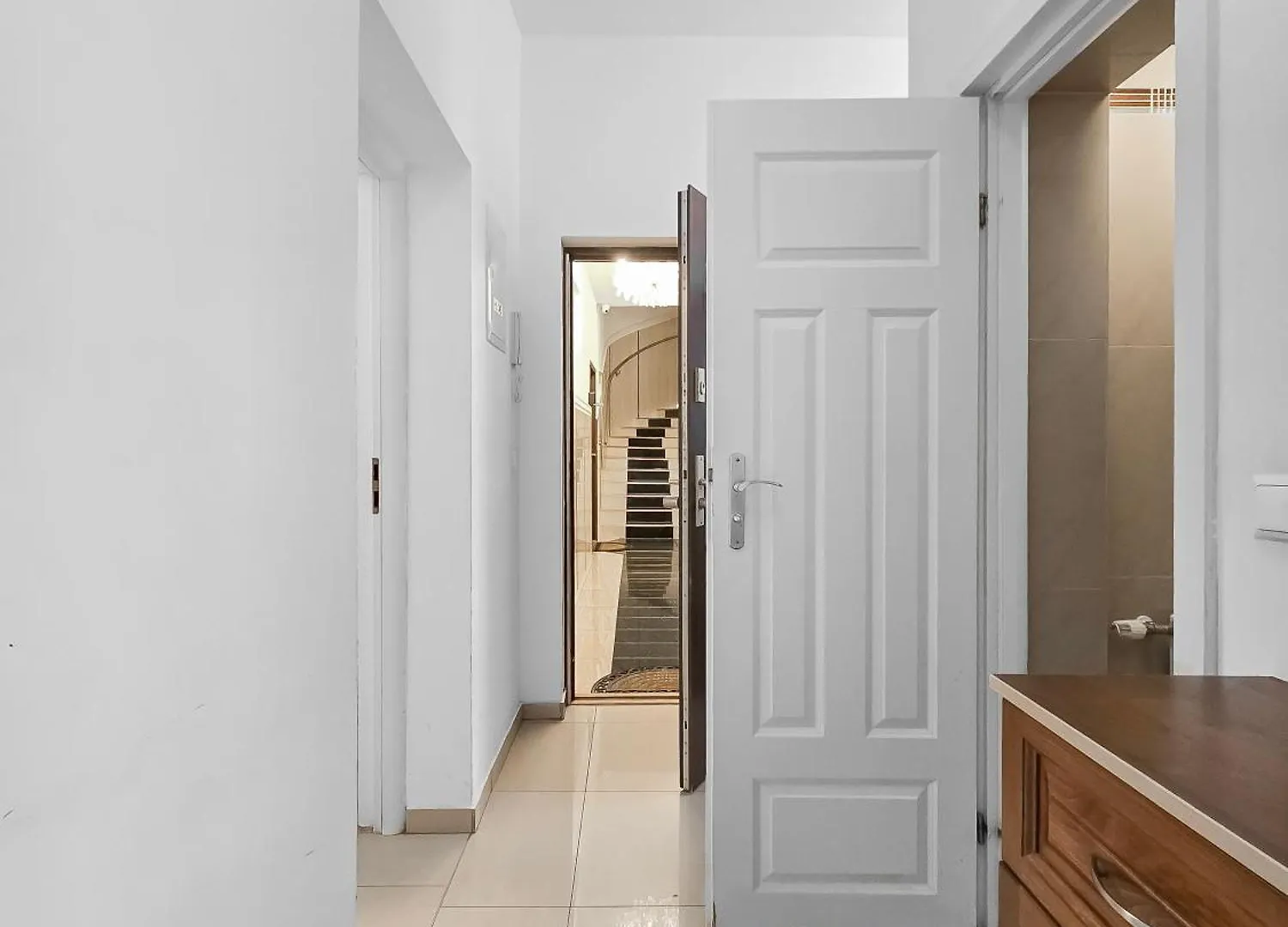 Spacious 3-Bedroom Retreat With Balcony For 8 Near Millennium Tower Wenen Appartement