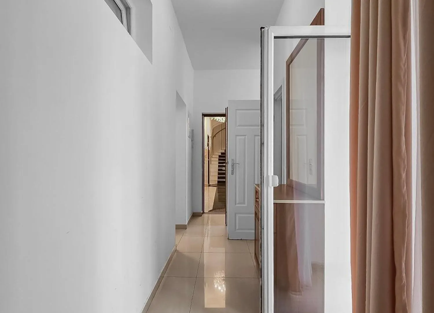 Spacious 3-Bedroom Retreat With Balcony For 8 Near Millennium Tower Wenen