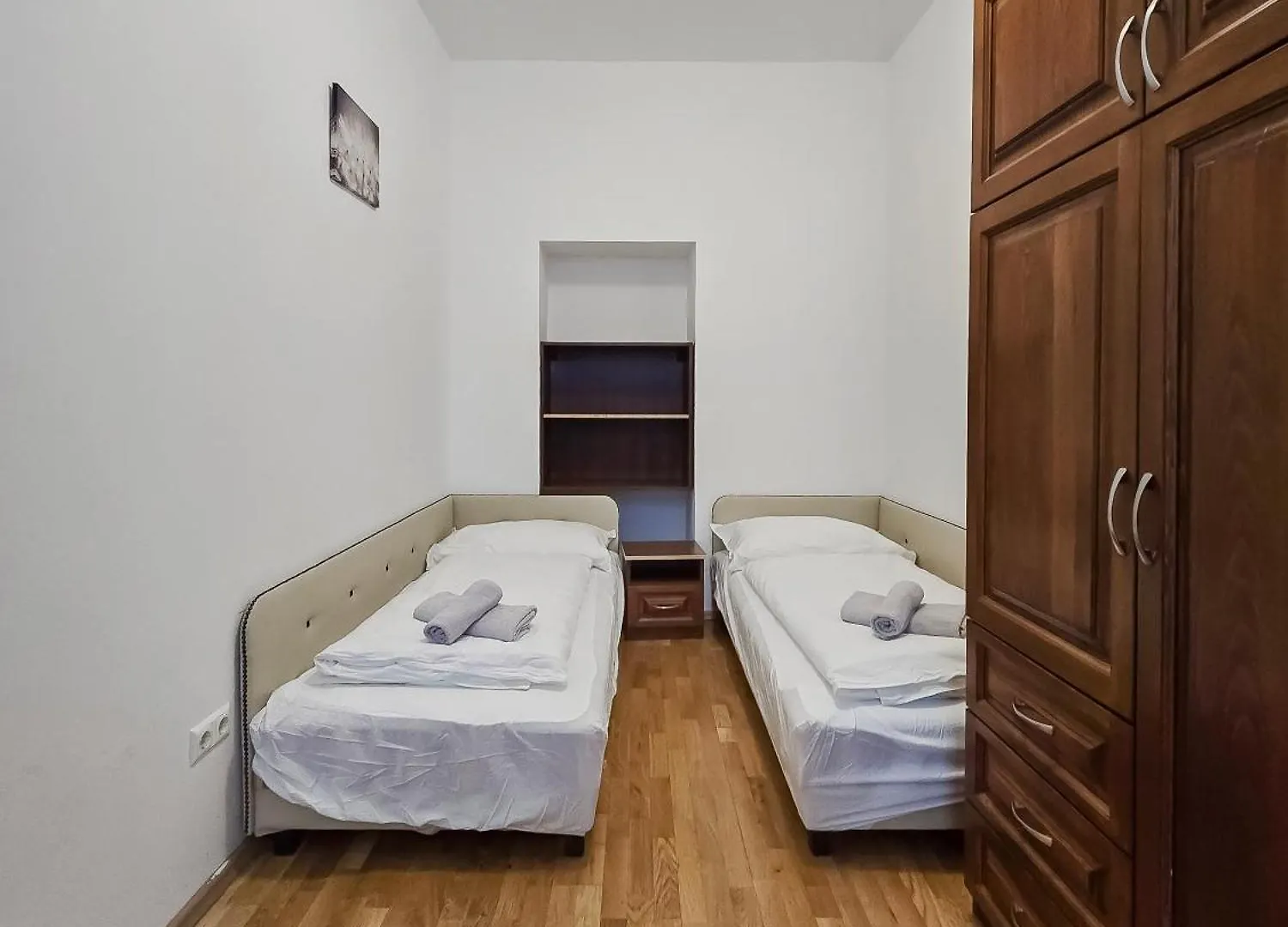 Appartement Spacious 3-Bedroom Retreat With Balcony For 8 Near Millennium Tower Wenen Oostenrijk