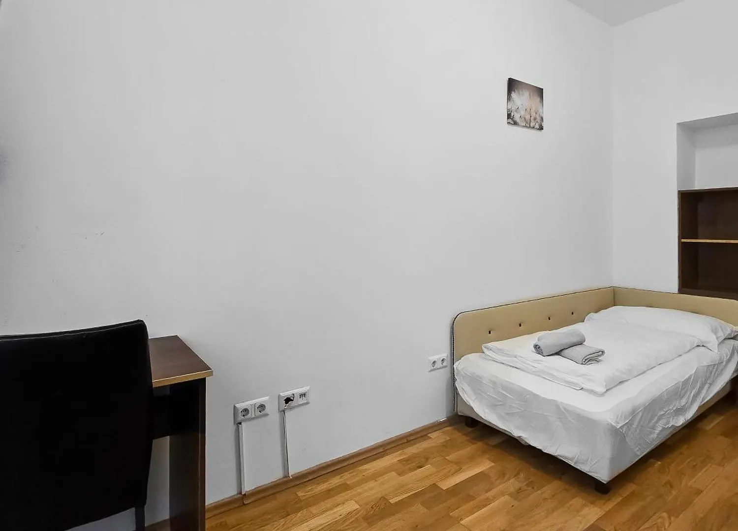 Spacious 3-Bedroom Retreat With Balcony For 8 Near Millennium Tower Wenen Oostenrijk