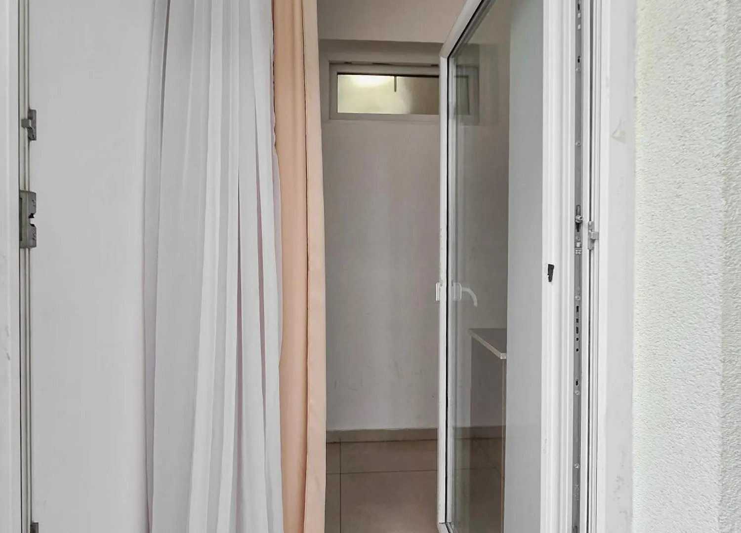 Spacious 3-Bedroom Retreat With Balcony For 8 Near Millennium Tower Wenen 0*,