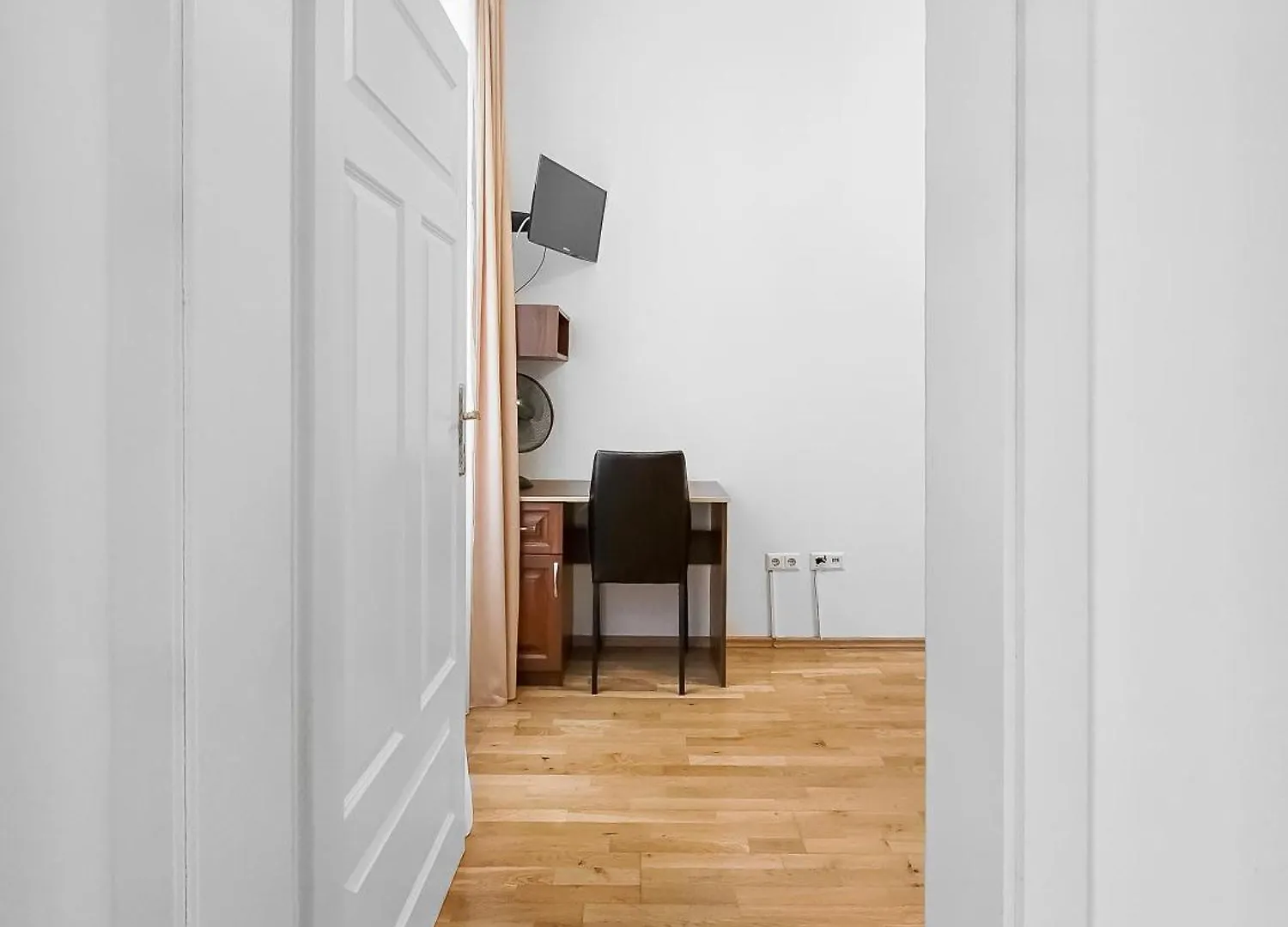Spacious 3-Bedroom Retreat With Balcony For 8 Near Millennium Tower Wenen 0*,  Oostenrijk