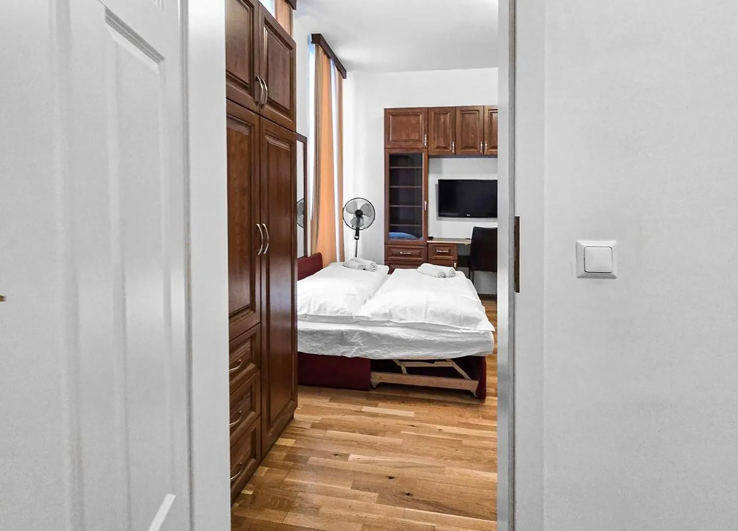 Spacious 3-Bedroom Retreat With Balcony For 8 Near Millennium Tower Wenen 0*,  Oostenrijk