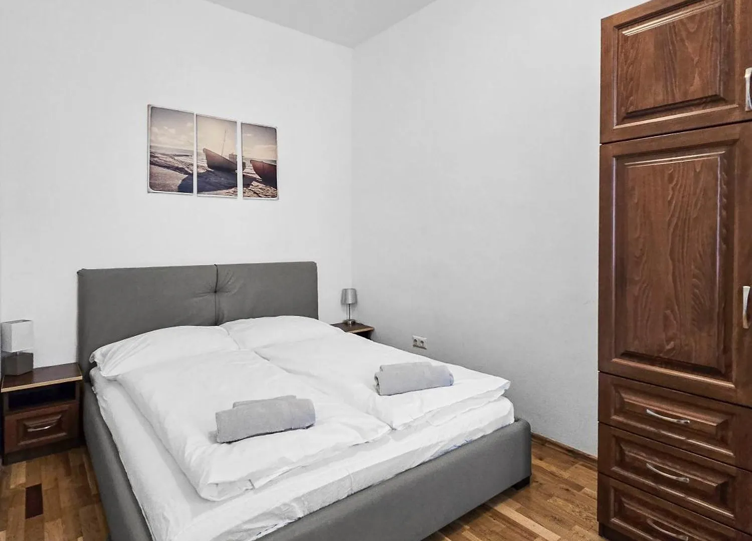 Spacious 3-Bedroom Retreat With Balcony For 8 Near Millennium Tower Wenen Appartement