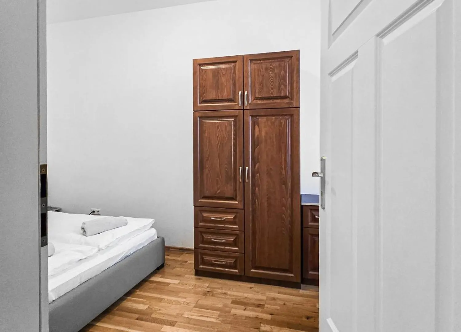 Spacious 3-Bedroom Retreat With Balcony For 8 Near Millennium Tower Wenen Appartement