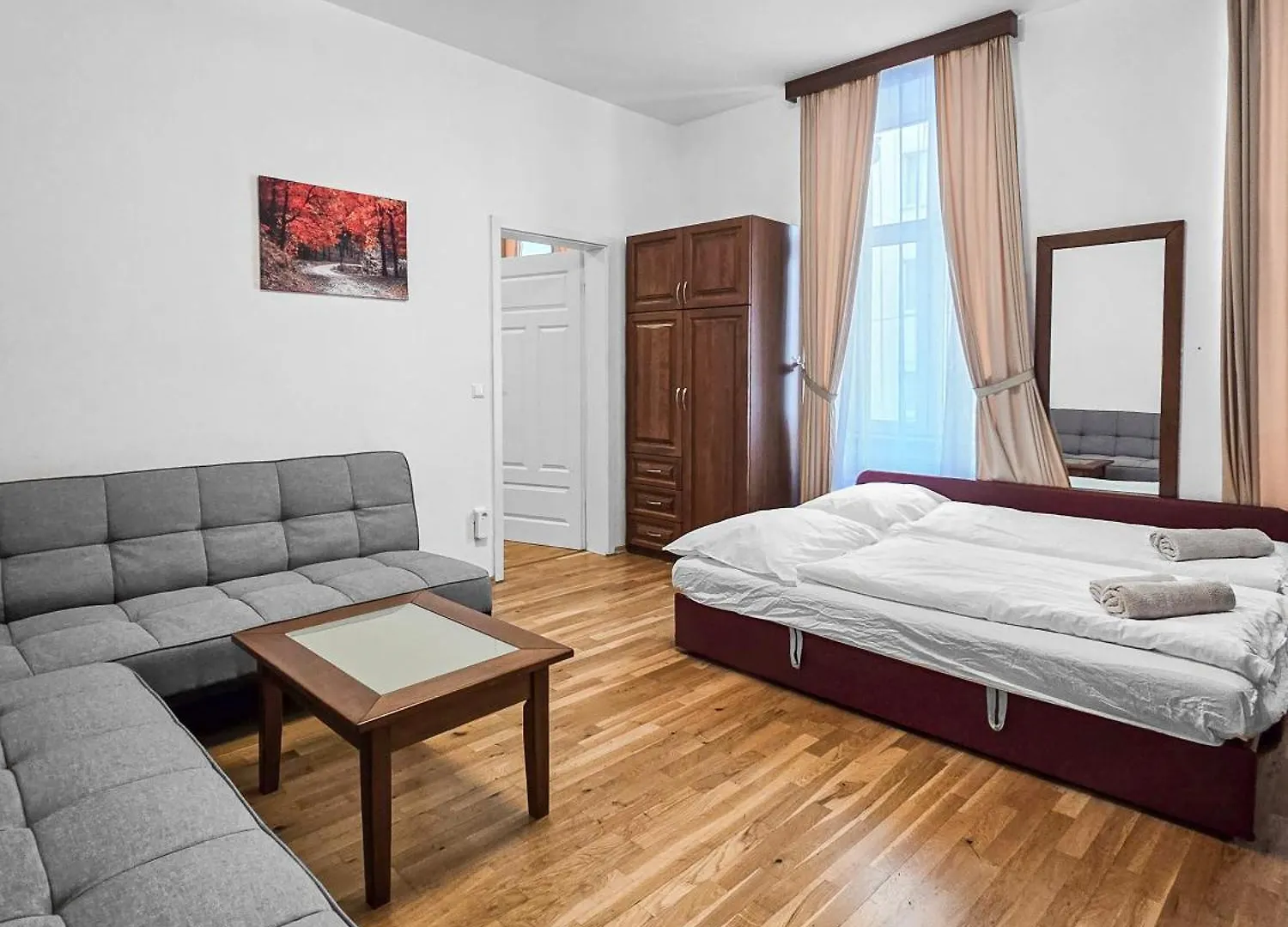 Spacious 3-Bedroom Retreat With Balcony For 8 Near Millennium Tower Wenen Oostenrijk