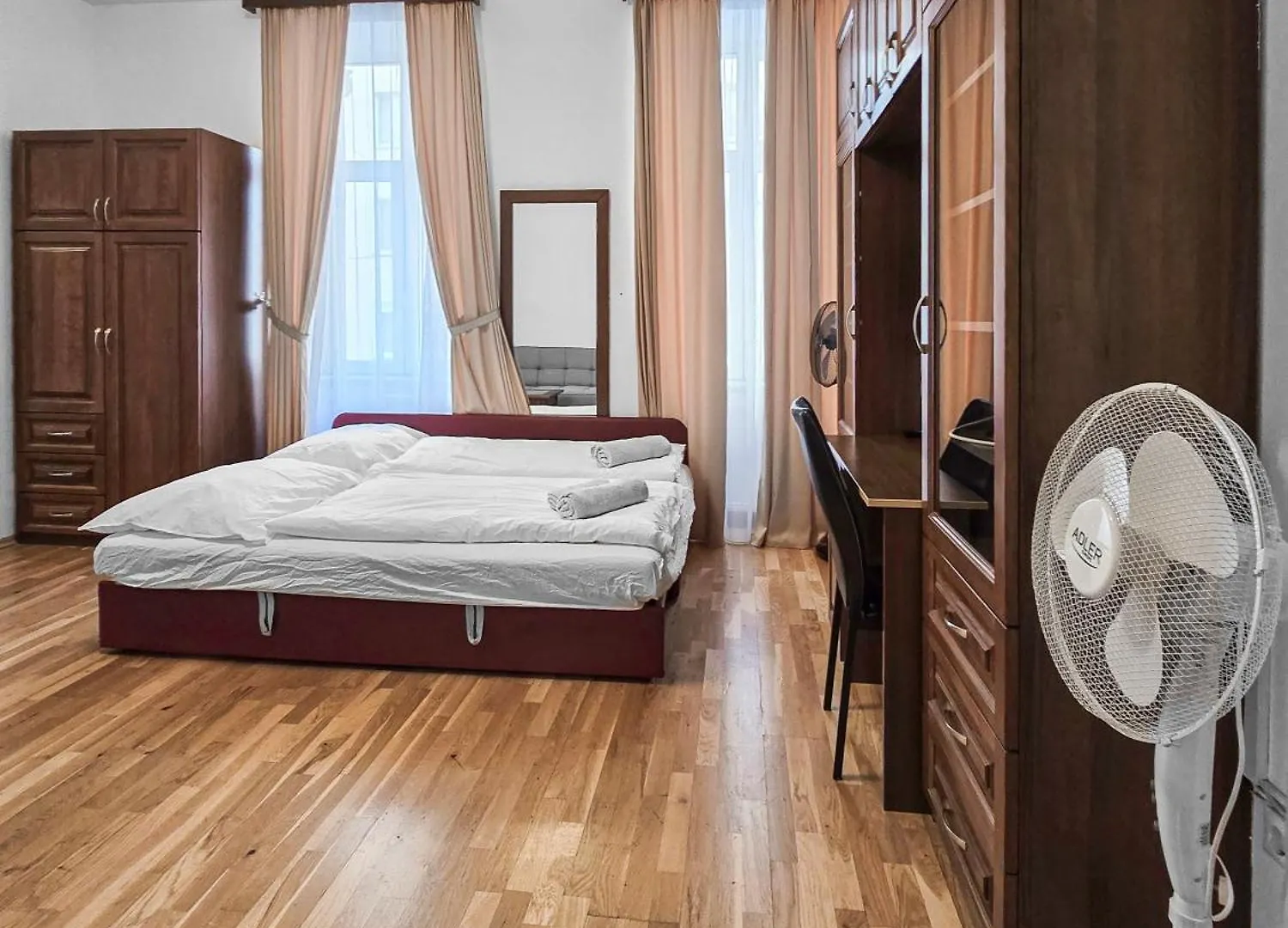 Spacious 3-Bedroom Retreat With Balcony For 8 Near Millennium Tower Wenen Appartement