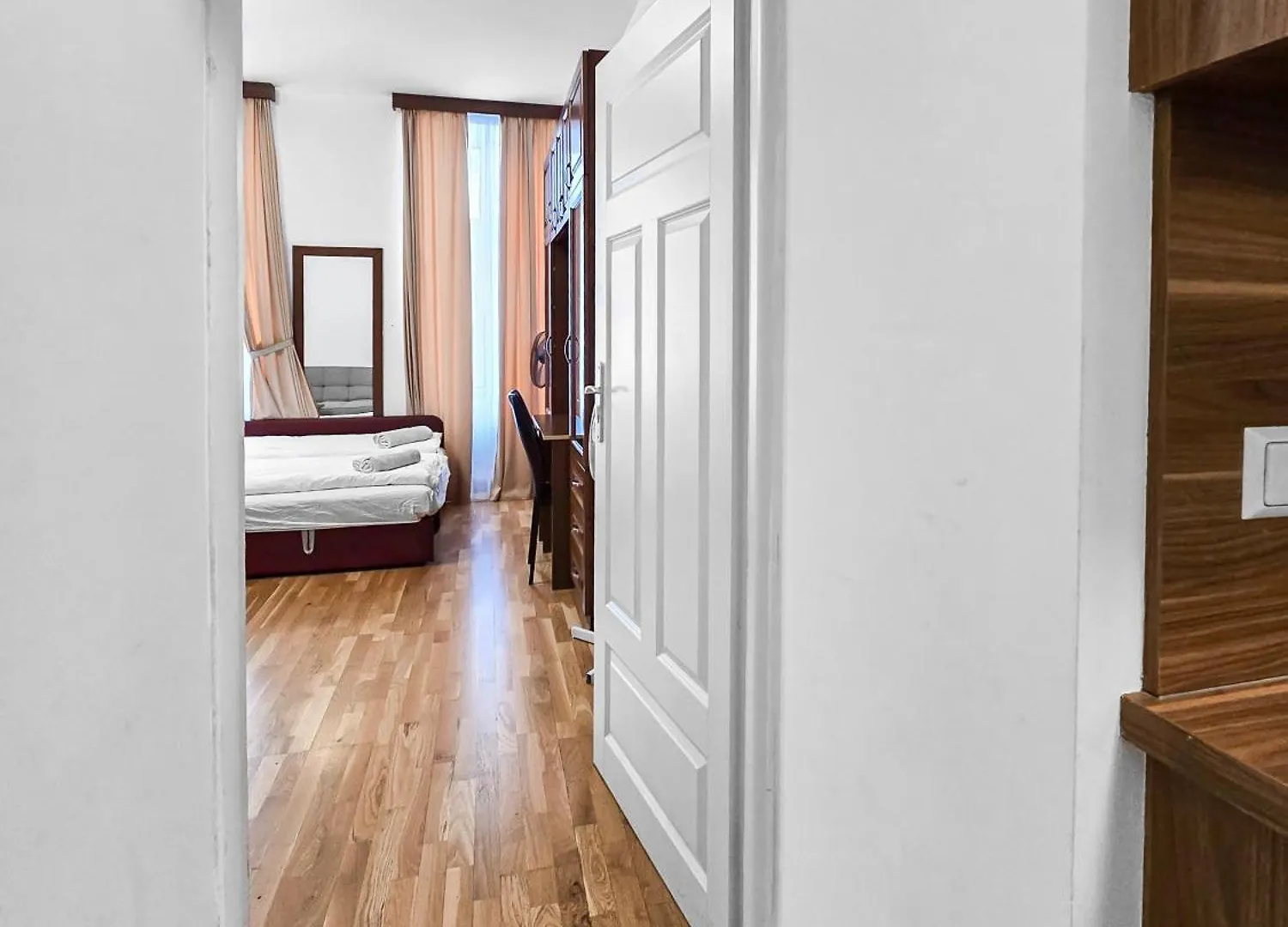 Appartement Spacious 3-Bedroom Retreat With Balcony For 8 Near Millennium Tower Wenen